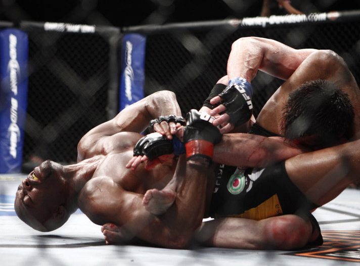 anderson-silva-vs-chael-sonnen-submit.jpg