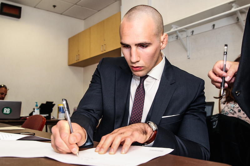 Rory MacDonald signs his Bellator MMA contract