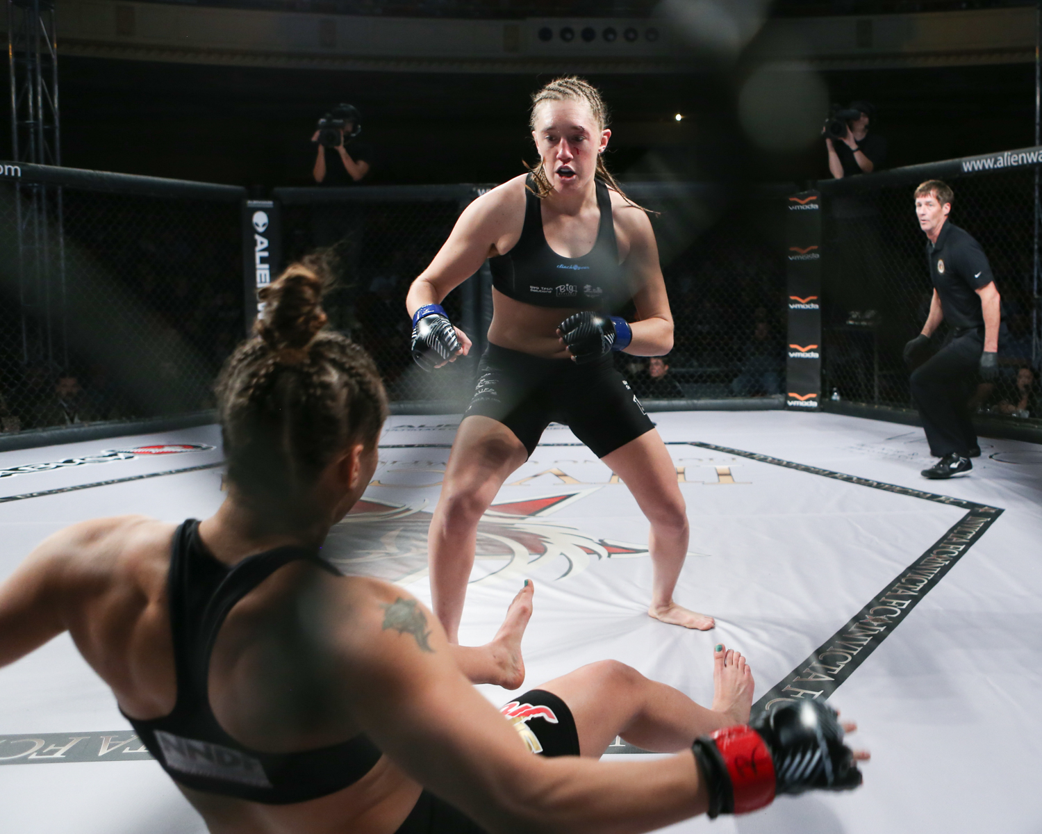 Leah Letson knocks out Elizabeth Phillips via head kick - Invicta FC 21