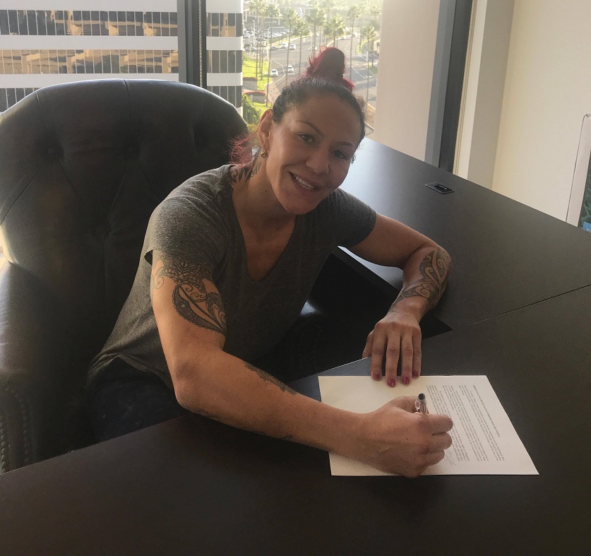 Feathweight champion Cris Cyborg signs new UFC deal