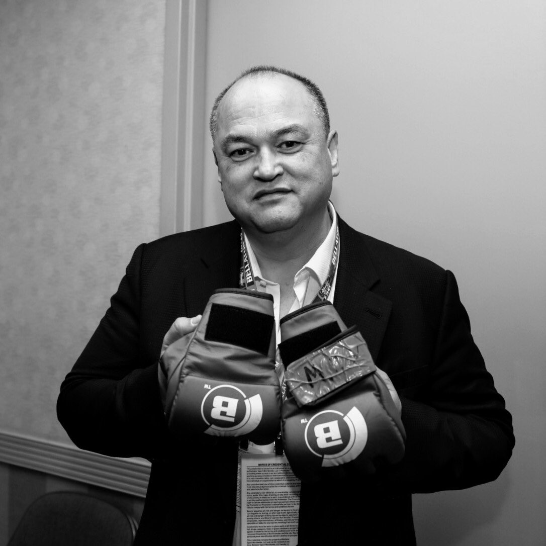 Fedor gifts Scott Coker winning gloves of Bellator 198