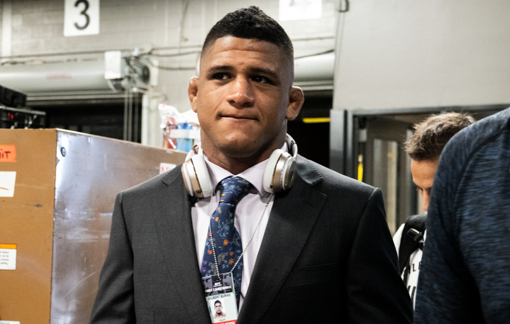 Gilbert Burns matches brother, submits Davis with rear-naked choke