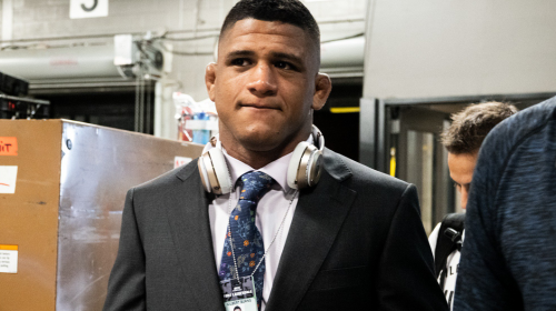 Gilbert Burns matches brother, submits Davis with rear-naked choke