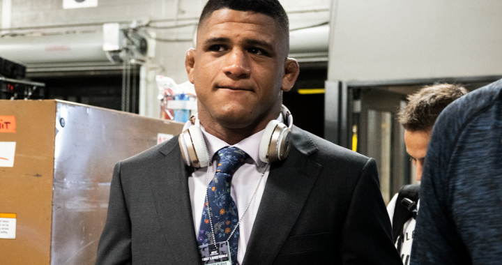 Gilbert Burns matches brother, submits Davis with rear-naked choke