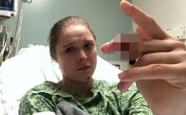 Ronda Rousey, Ronda Rousey finger