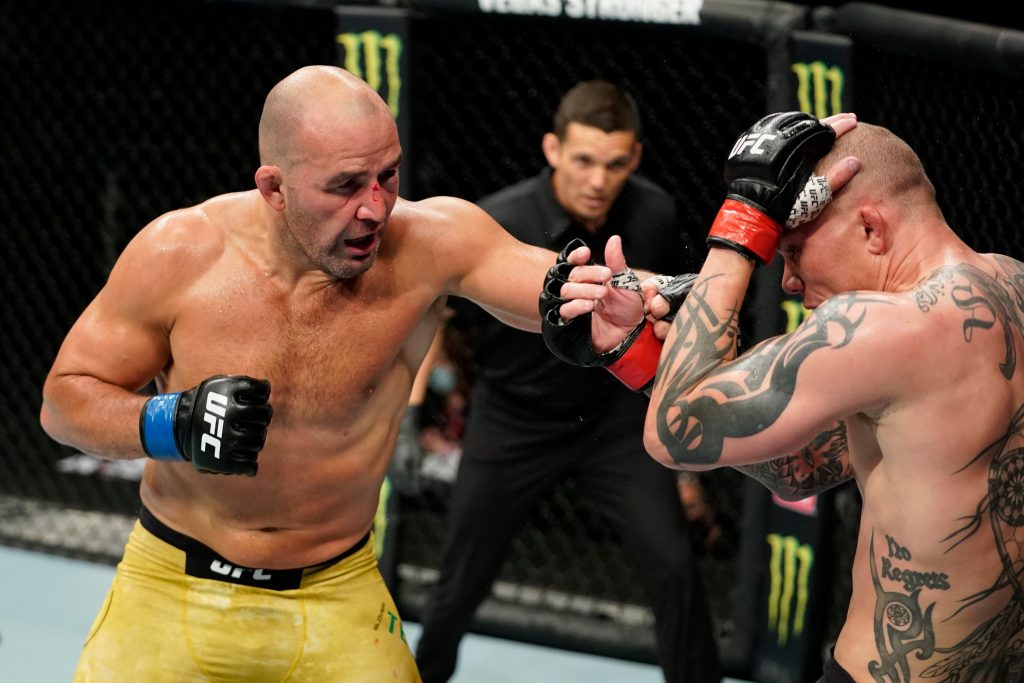 Glover Teixeira dominates Anthony Smith in 5th round TKO