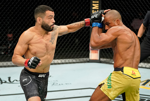 Dan Ige spoils Edson Barboza's featherweight debut earning a split decision win