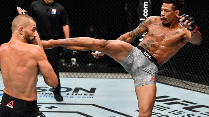 Alex Oliveira cruises to win over Peter Sobotta