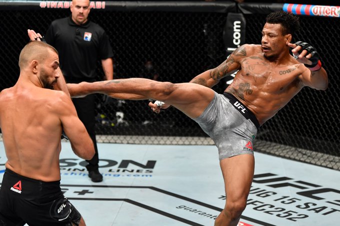 Alex Oliveira cruises to win over Peter Sobotta