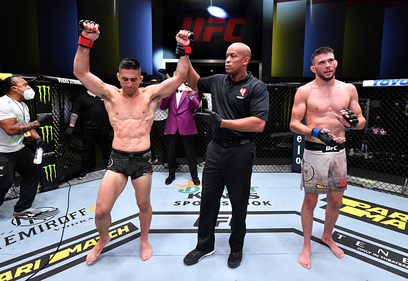 Ricardo Lamas finishes third strong, defeats Bill Algeo by unanimous decision, judging