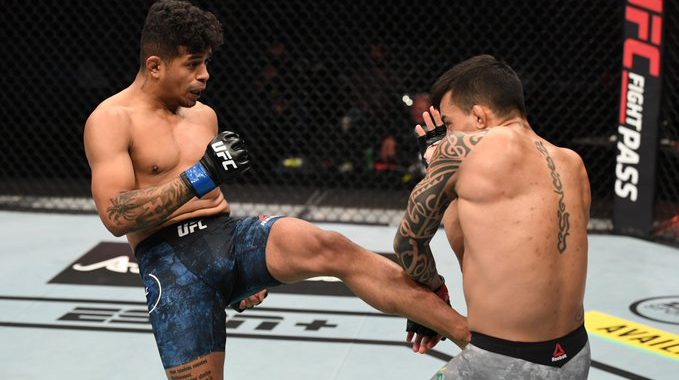 Jonathan Martinez ruins Thomas Almeida's comeback with dominant decision victory