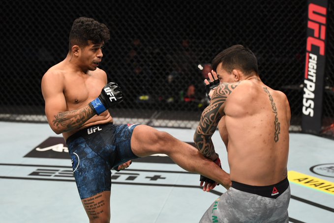 Jonathan Martinez ruins Thomas Almeida's comeback with dominant decision victory