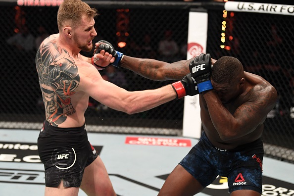 Alexander Volkov crumbles Walt Harris with body kick KO