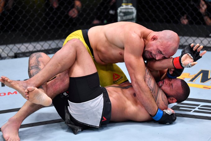 Glover Teixeira survives early onslaught to submit Thiago Santos in round three at UFC Vegas 13