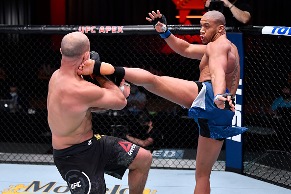 Ciryl Gane puts Junior dos Santos away with elbow