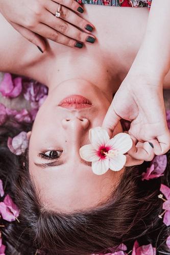 3 popular flowers that are also used in cosmetics and skin care products