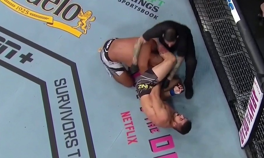 André Muniz snaps Jacare’s arm in the first
