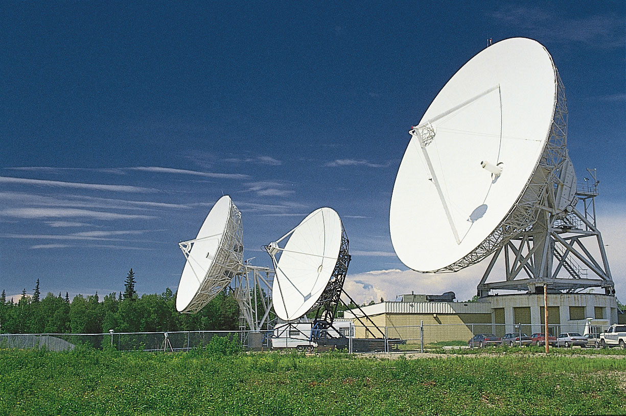 Спутниковая сотовая связь. Параболическая антенна 1.5 метра. Антенна спутниковой связи. Земли связи радиовещания телевидения информатики. Радиоволны антенна.