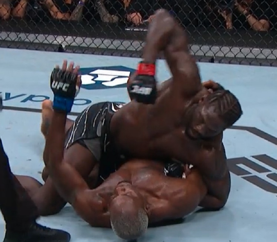 Jared Cannonier brutally stops Derek Brunson at UFC 271