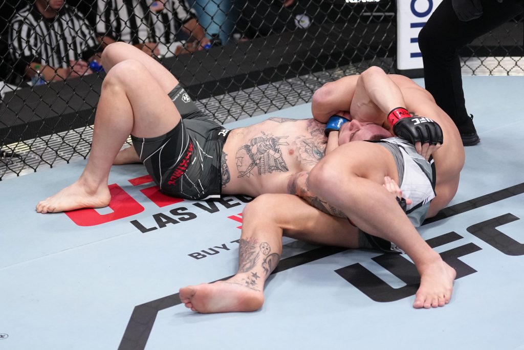 Andre Petroski puts Nick Maximov to sleep with anaconda choke at UFC Vegas 54