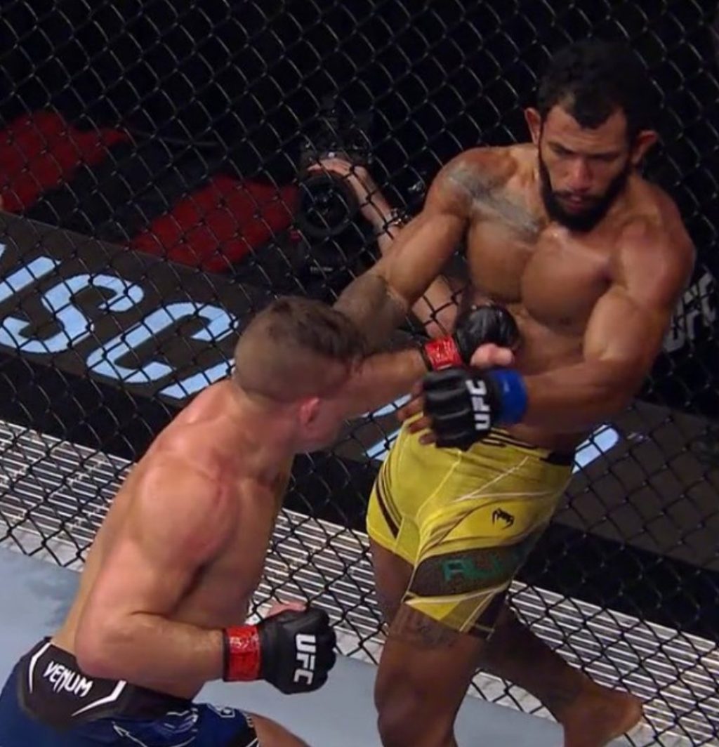 Drew Dober KO's Rafael Alves with vicious body shot in third round at UFC 277