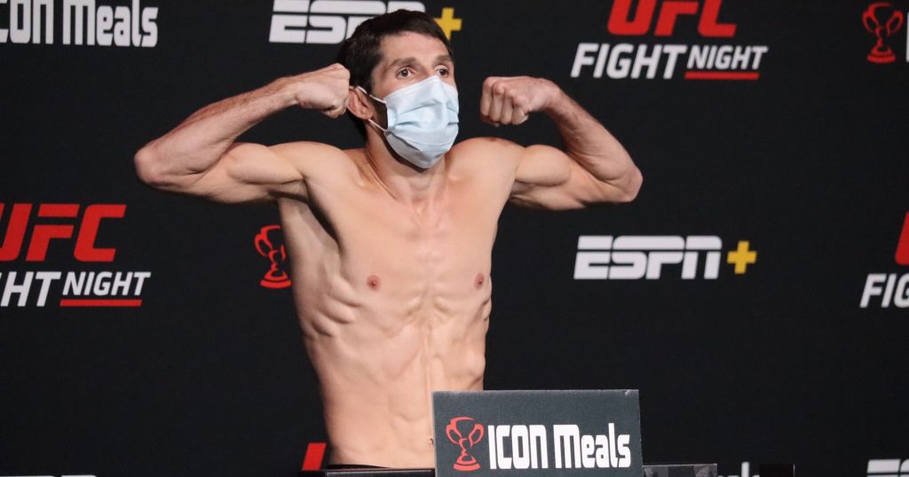 Tagir Ulanbekov chokes Nate Maness out early at UFC Vegas 64