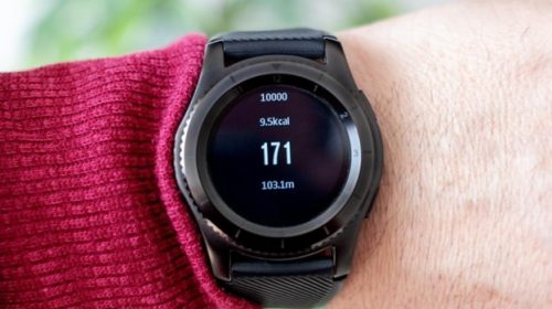 Man examining fitness bracelet, checking calories burned, burn caloriies