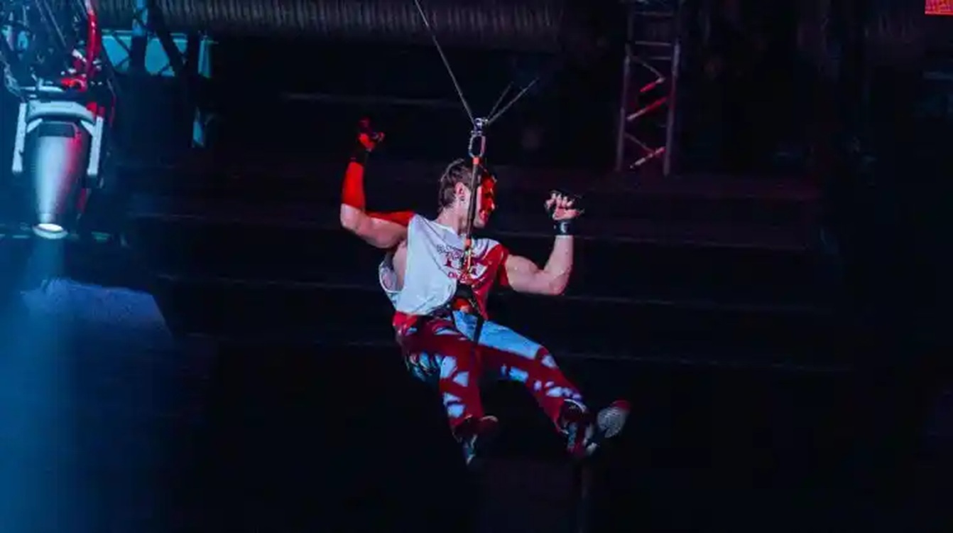 Francis Rozentāls enters fight on zipline ‘Heartbreak Kid’ Shawn Michaels style